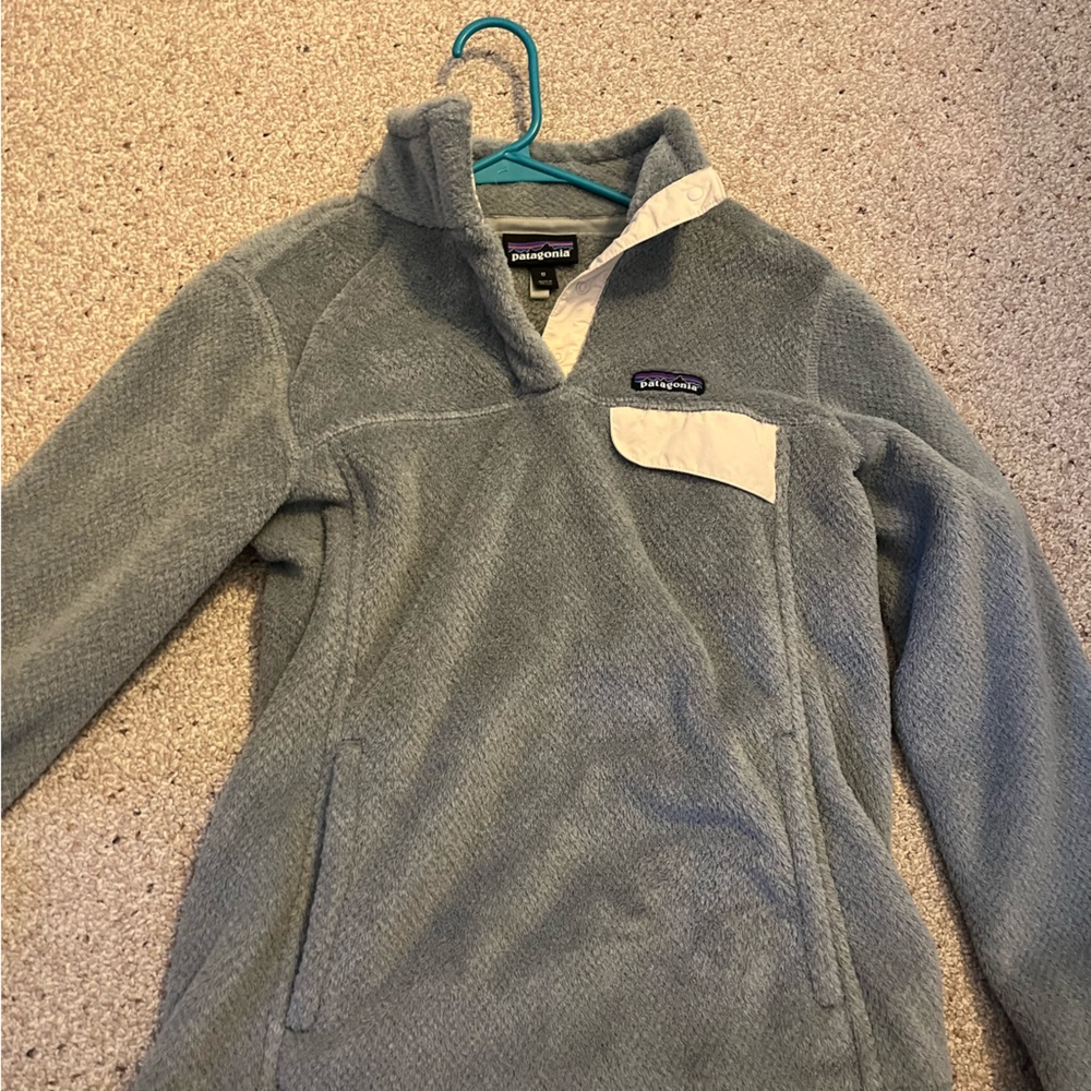 Patagonia’s snap fleece in gray/cream - like new